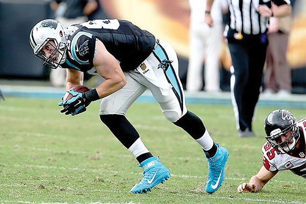 Scott Simonson makes his first NFL catch as a member of the Carolina Panthers. (Photo courtesy of the Carolina Panthers)